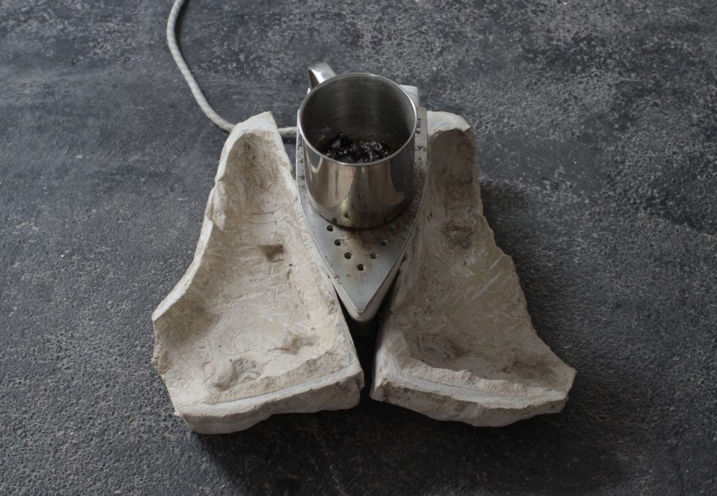 Keep Smelling Fish, electric iron, iron cup, concrete, tar, 2017